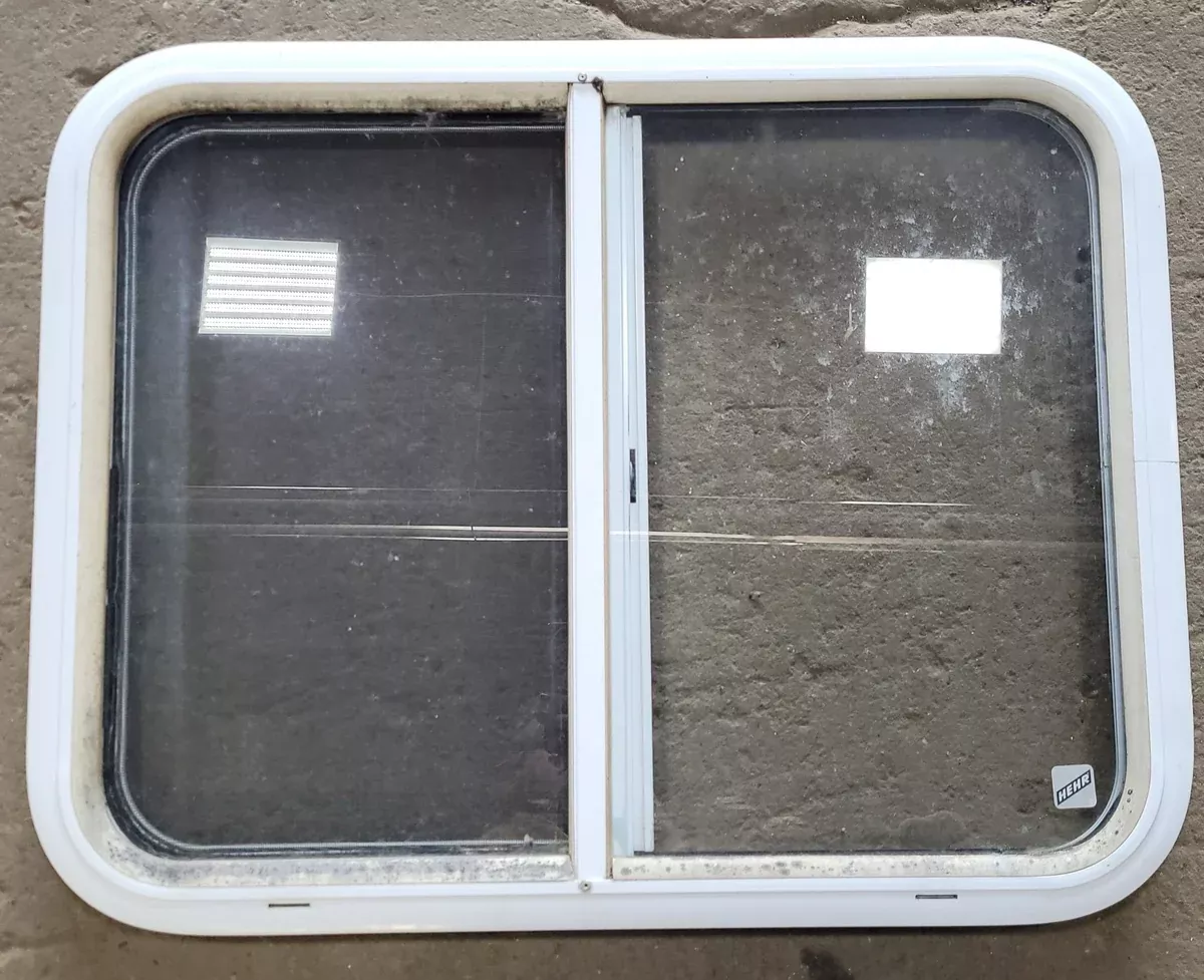 Used White Radius Opening Window : 26 1/2 ” X 20 5/8 ” X 2 ” D